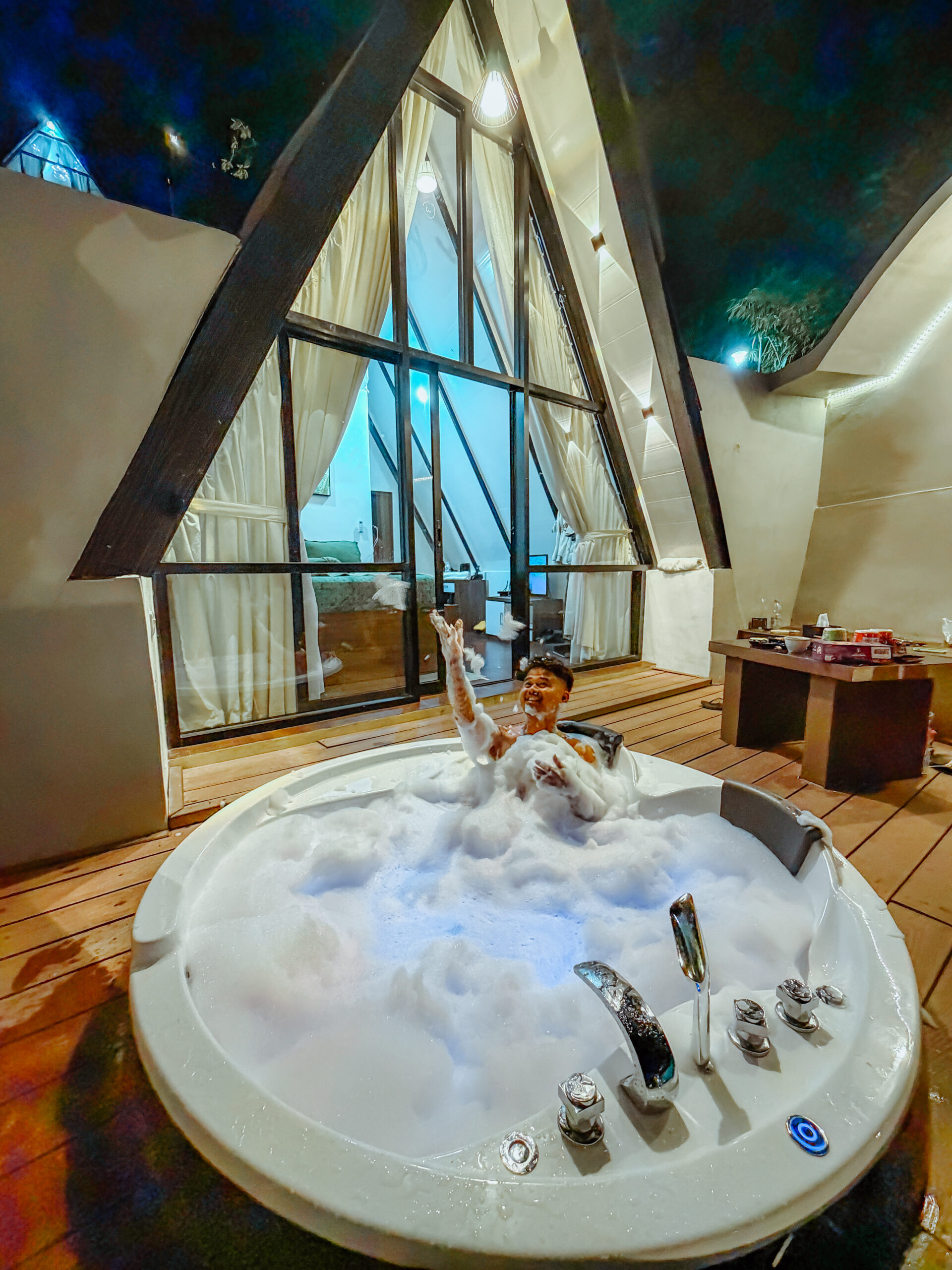 Cabin Honeymoon Jacuzzi - C - Gambar 8